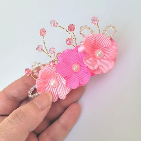 Presilha Bico de Pato Liz com Flores e Aramado Rosa