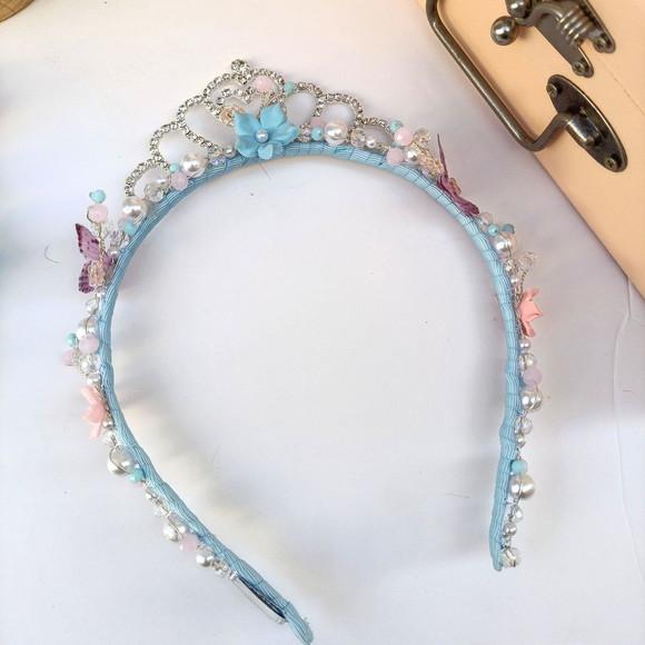 Tiara Coroa Borboletinha com Flores de Biscuit