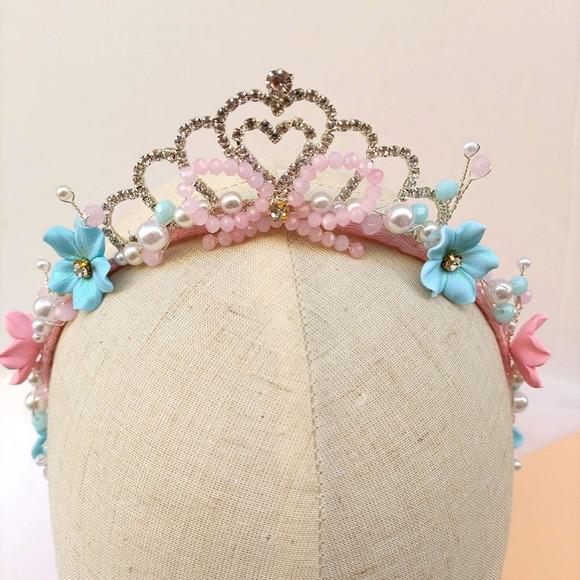Tiara Coroa com Lacinho de Cristais e Flores de Biscuit.