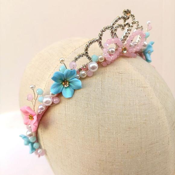 Tiara Coroa com Lacinho de Cristais e Flores de Biscuit.