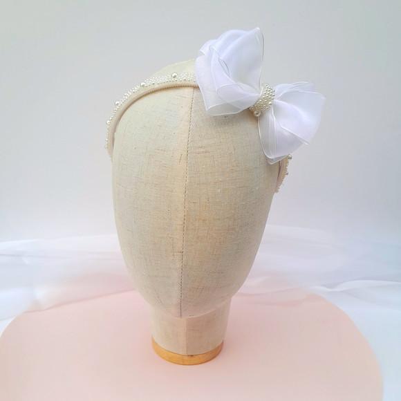 Tiara Infantil Lara Arco de Pérola e Laço de Organza Branco