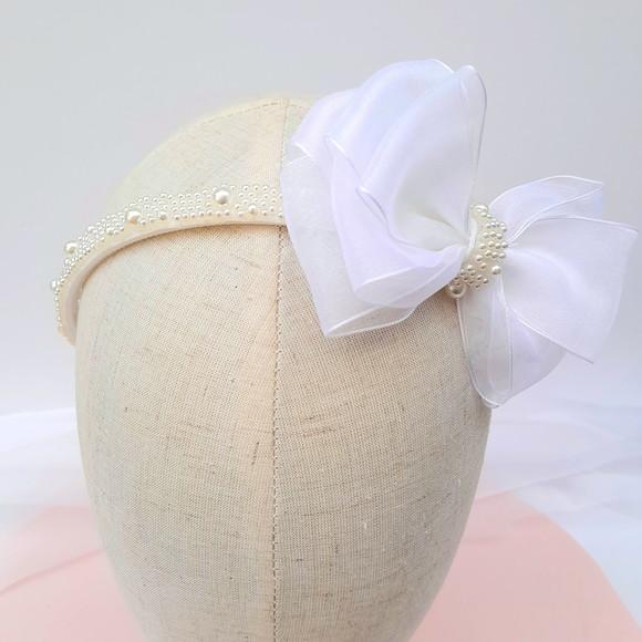 Tiara Infantil Lara Arco de Pérola e Laço de Organza Branco