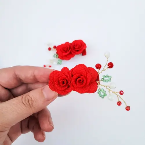 Parzinho de Presilhas Maria Luiza com Flores Vermelha