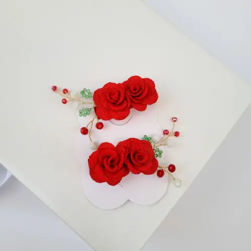 Parzinho de Presilhas Maria Luiza com Flores Vermelha