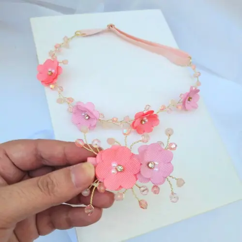 Presilha Bico de Pato Emanuella com Flores e Cristais