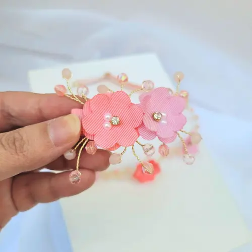 Presilha Bico de Pato Emanuella com Flores e Cristais