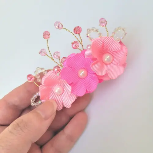 Presilha Bico de Pato Liz com Flores e Aramado Rosa