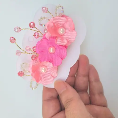 Presilha Bico de Pato Liz com Flores e Aramado Rosa