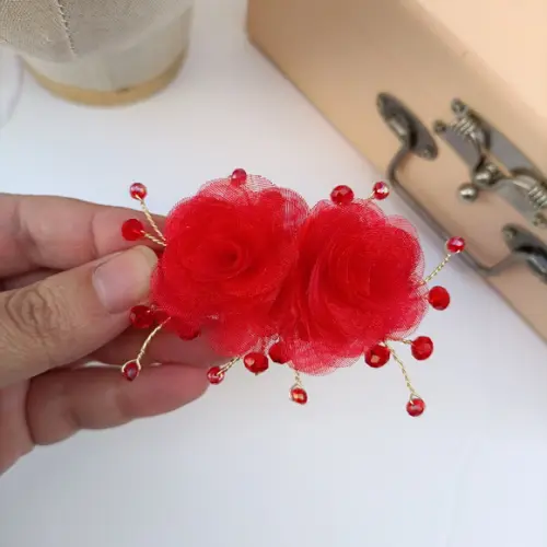 Presilha Sofia com Flores de Organza Vermelha