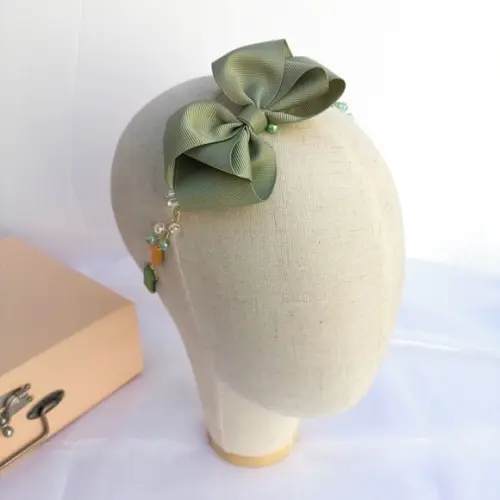 Tiara Caroline Aramada com Laço Verde Oliva