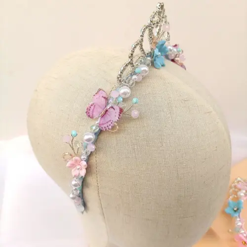 Tiara Coroa Borboletinha com Flores de Biscuit