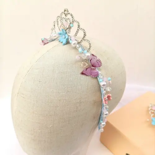 Tiara Coroa Borboletinha com Flores de Biscuit