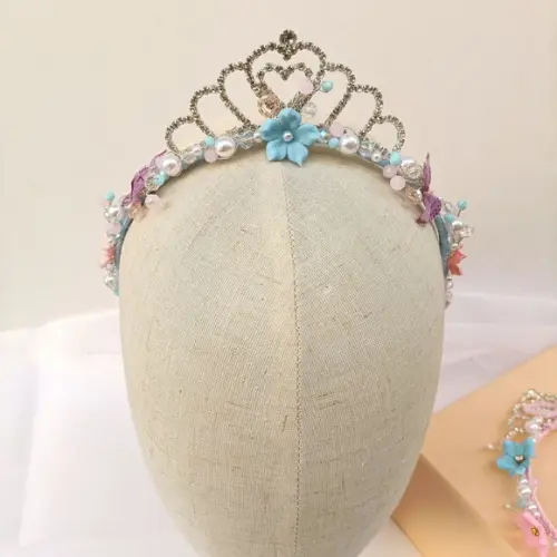 Tiara Coroa Borboletinha com Flores de Biscuit