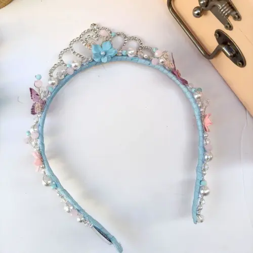 Tiara Coroa Borboletinha com Flores de Biscuit