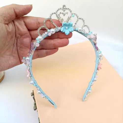 Tiara Coroa Borboletinha com Flores de Biscuit