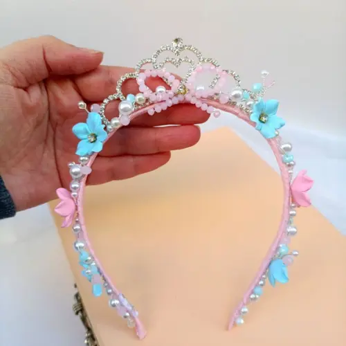 Tiara Coroa com Lacinho de Cristais e Flores de Biscuit.