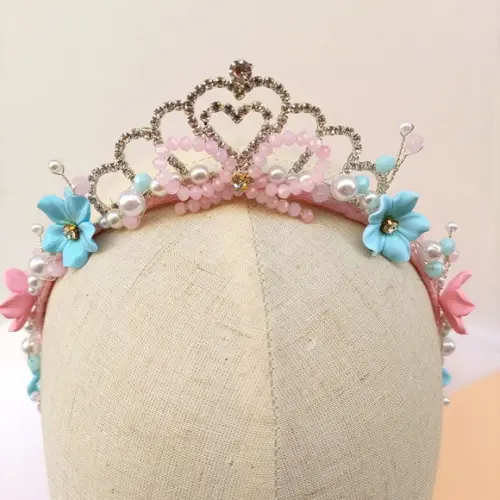 Tiara Coroa com Lacinho de Cristais e Flores de Biscuit.