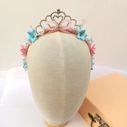 Tiara Coroa com Lacinho de Cristais e Flores de Biscuit.