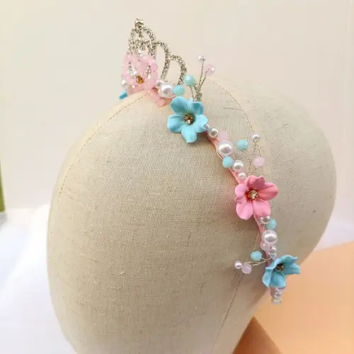 Tiara Coroa com Lacinho de Cristais e Flores de Biscuit.
