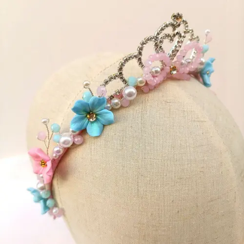 Tiara Coroa com Lacinho de Cristais e Flores de Biscuit.