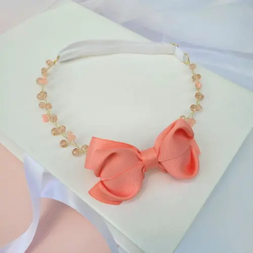 Tiara Infantil Cecília Aramada com Cristais e Laço Coral