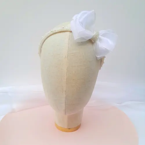 Tiara Infantil Lara Arco de Pérola e Laço de Organza Branco