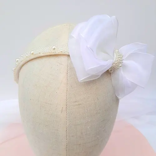 Tiara Infantil Lara Arco de Pérola e Laço de Organza Branco