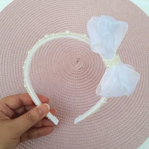Tiara Infantil Lara Arco de Pérola e Laço de Organza Branco