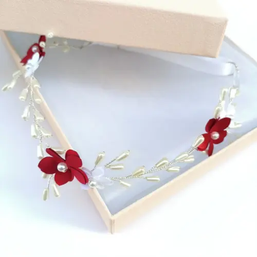 Tiara Infantil Louise com Pérolas e Flores de Cetim