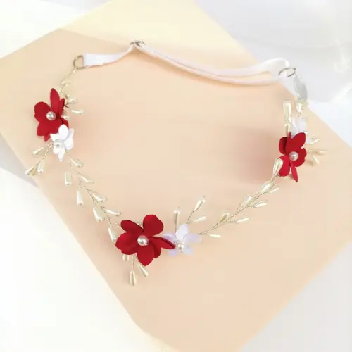 Tiara Infantil Louise com Pérolas e Flores de Cetim