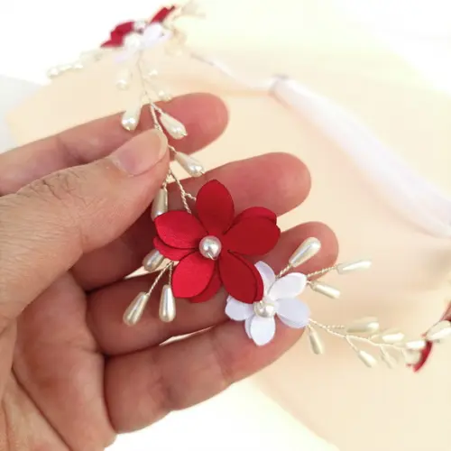 Tiara Infantil Louise com Pérolas e Flores de Cetim