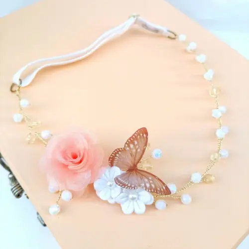 Tiara Infantil Nicole Aramada com Flores e Borboleta