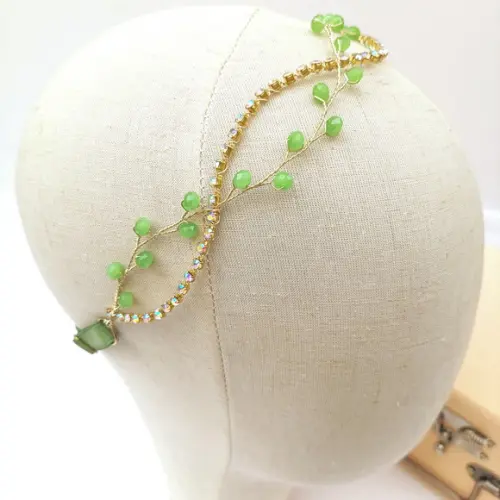 Tiara Sarah com Strass e Cristais Verde