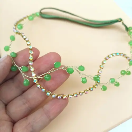 Tiara Sarah com Strass e Cristais Verde
