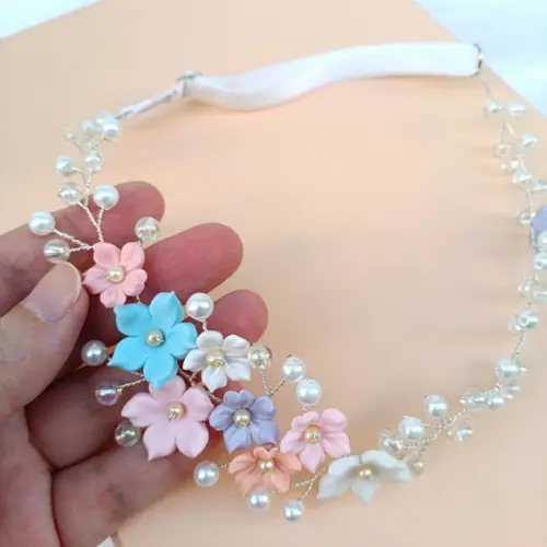 Tiara Infantil Zoe Aramada com Pérolas e Flores de Biscuit