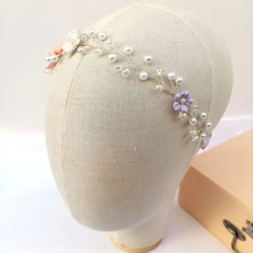 Tiara Infantil Zoe Aramada com Pérolas e Flores de Biscuit