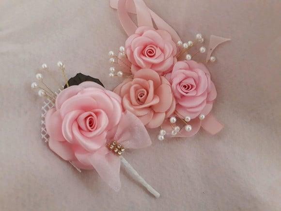 CORSAGES E LAPELA TRIO ROSINHAS