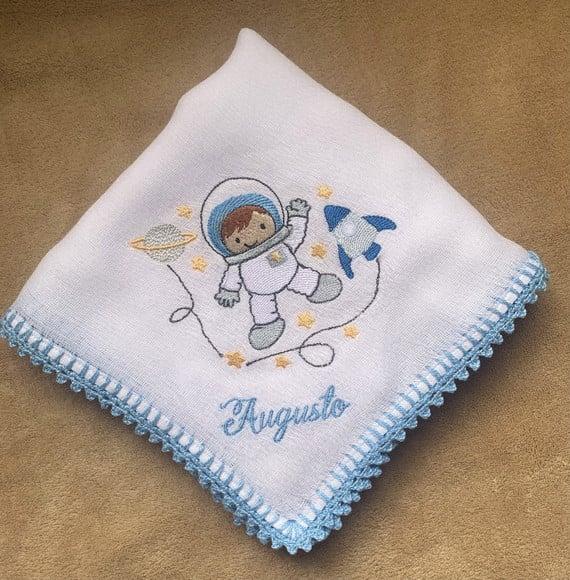 Fralda de Passeio Bordada Astronauta
