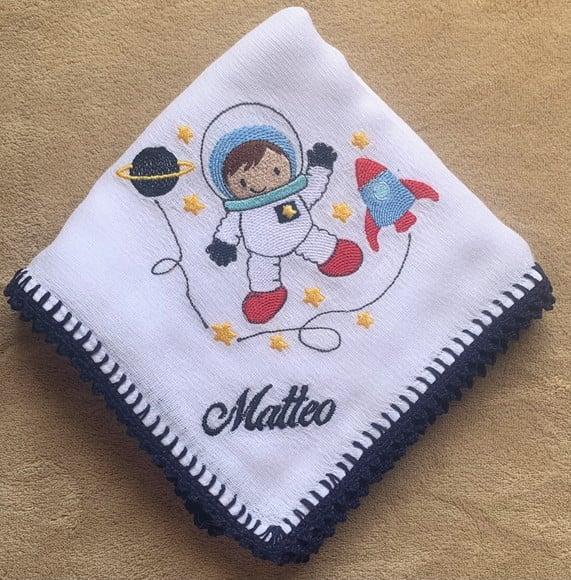 Fralda de Passeio Bordada Astronauta