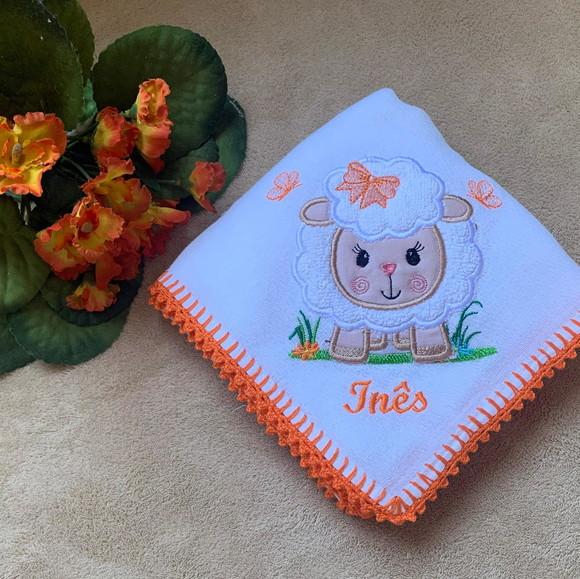Fralda de Passeio Bordada Ovelha Crochê Laranja