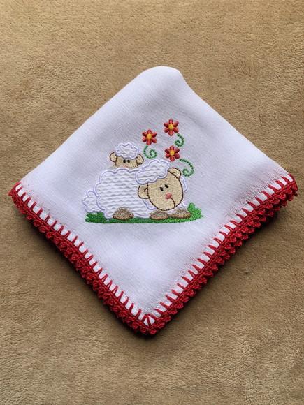 Fralda de Passeio Bordada Ovelhinha Mãe