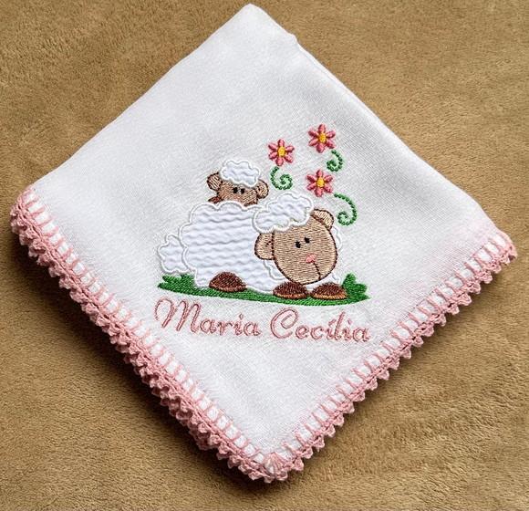 Fralda de Passeio Bordada Ovelhinha
