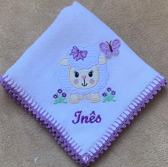 Fralda de Passeio Bordada Ovelhinha Lilás