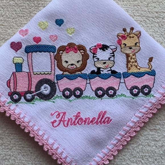 Fralda de Passeio Bordada Personalizada Safari Menina