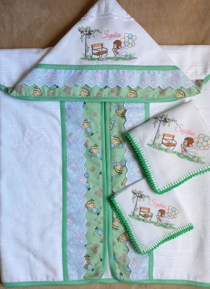 Kit Enxoval Bebê Toalha e Fraldas Menina e Balões