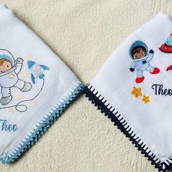 Kit Fraldas de Passeio Bordadas Astronautas