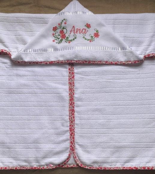 Toalha de Banho Bordada com Capuz Floral