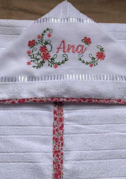 Toalha de Banho Bordada com Capuz Floral