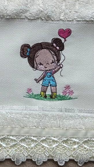 Toalha de Banho Bordada Infantil Menina com Balão