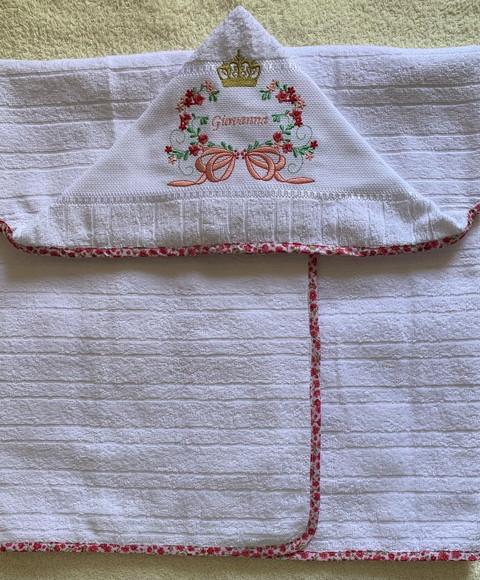 Toalha de Banho com Capuz Bordada Grande Floral com Coroa